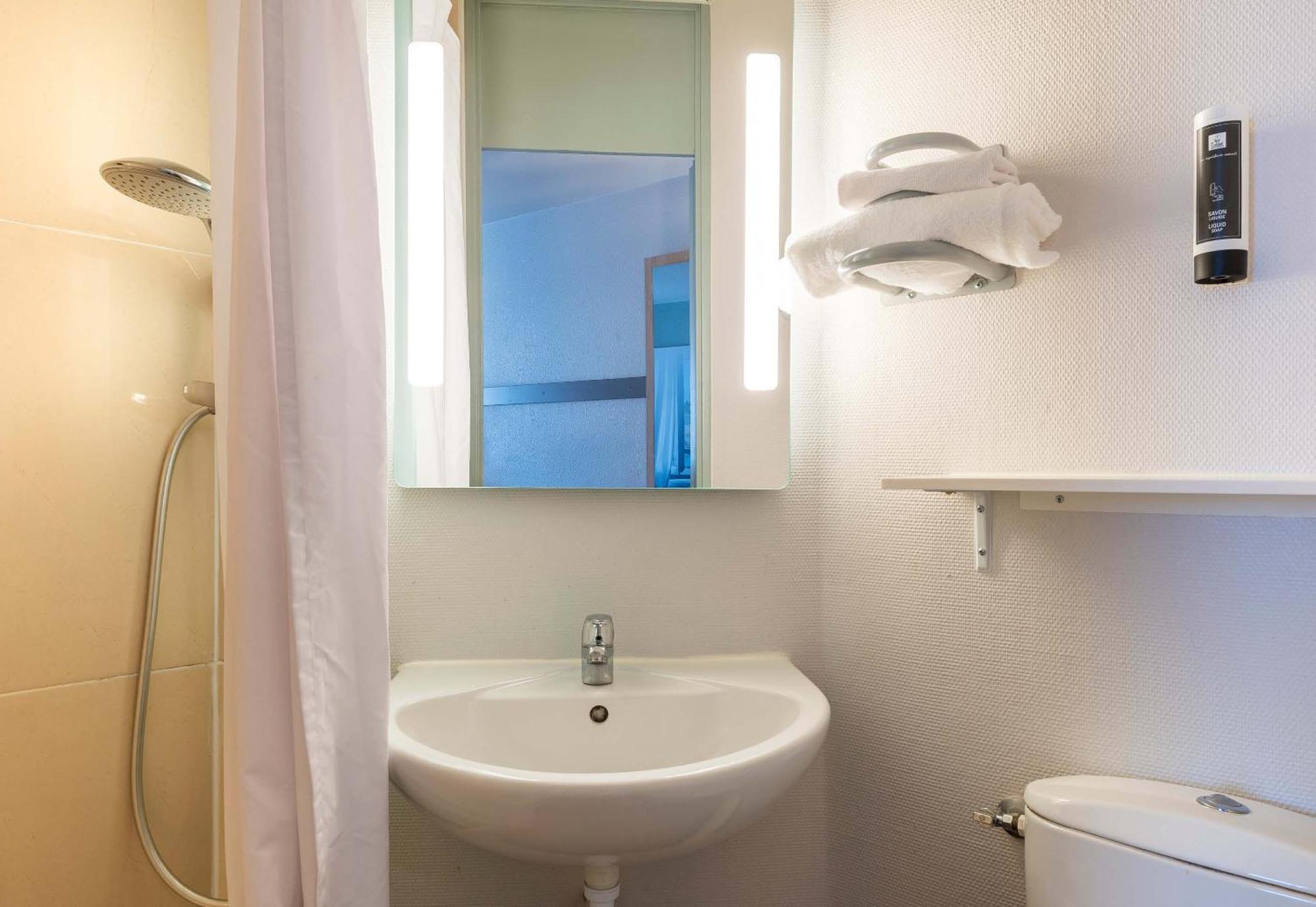 B&B Hotel Angers 2 Universite ボークーゼ エクステリア 写真